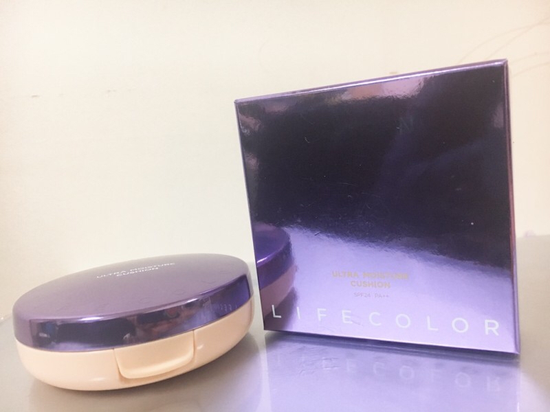 잇츠스킨은 울트라 글로우 쿠션이 유명했는데 울트라 글로우 쿠션과 비교했을 때 커버력과 밀착력은 조금 덜해진 대신 수분감과 광채가 업그레이드 되어 촉촉한 수분광을 표현해주는 쿠션이에요