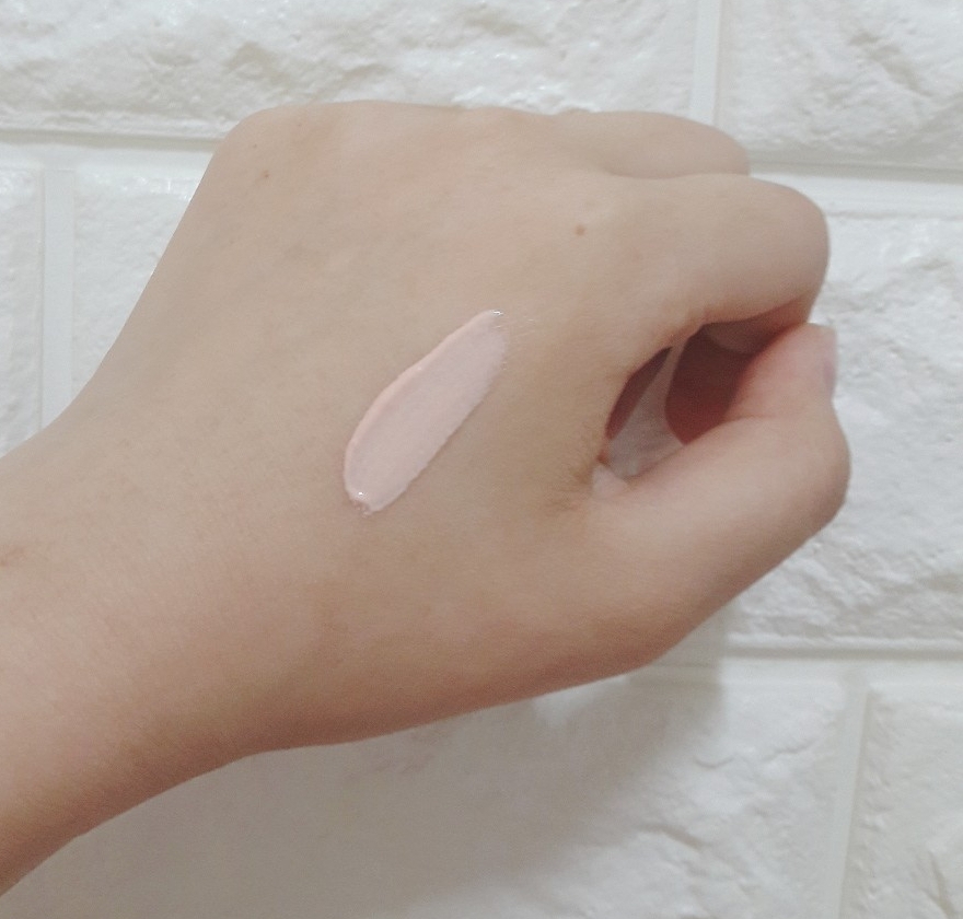 로션보다 되직하고 핑크빛도는 색으로 백탁없고 살짝 톤업이 되어요