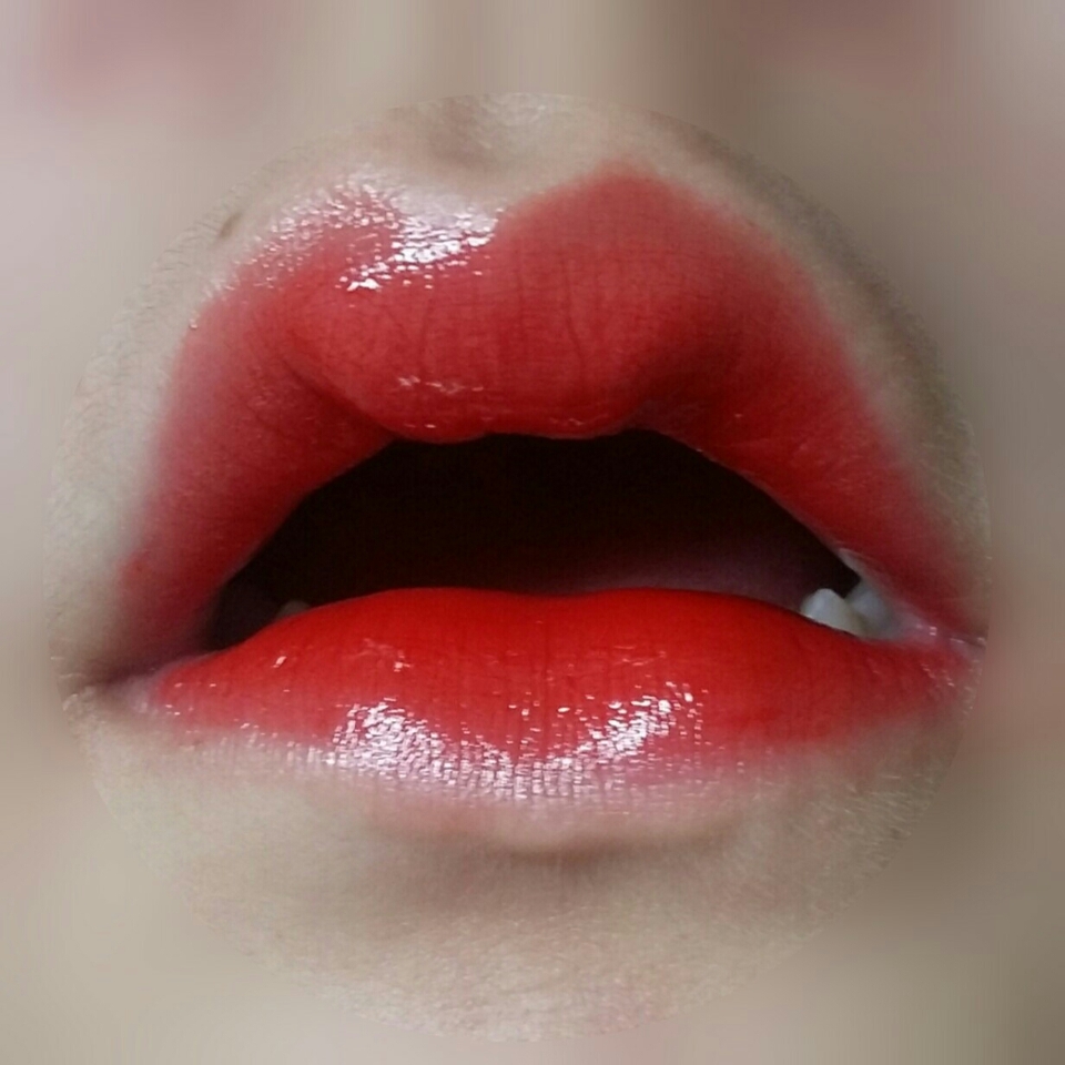 완전풀발색은 유리알광택밖에 안보인다쥬.....하지만 풀발색하니 레드가 훨씬 눈에띄게 잘보여지더라구요~~/