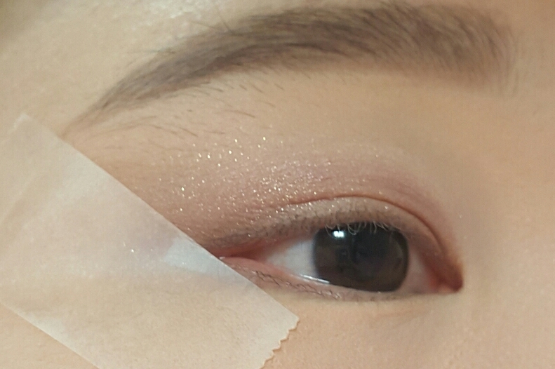 더페이스샵의 퍼플오마주를 발라줍니다

이때 테이프를 떼었을 때 깔끔한 라인을 위해 테이프에도 묻게 발라주세요