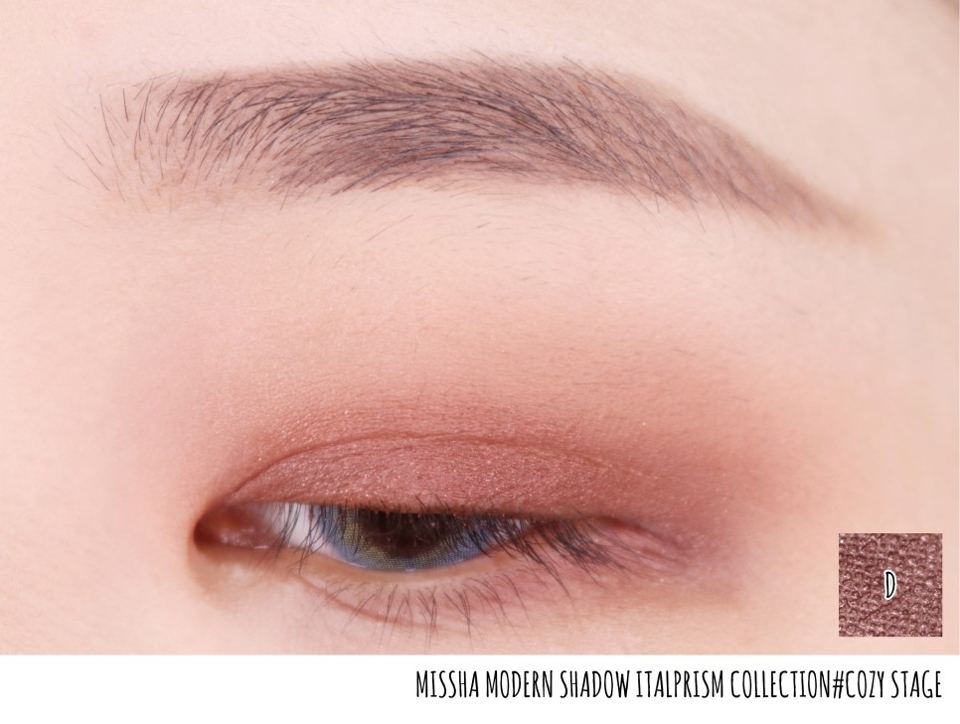 확실히 조금더 붉은 느낌이 생겼죠?
눈에 개별발색한 사진에도 설명한 부분인데
본통은 펄이 촤르르해보이는 반면 발색했을때 펄감이 도드라지는 색상은 아닙니다!

