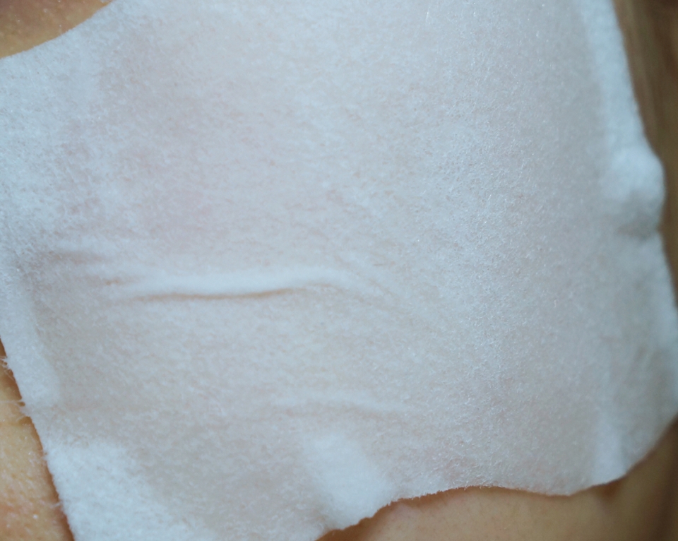 화장솜에 토너를 흡수시켜서 볼에 올려준 모습입니다.
면적을 다르게 두드리면서 흡수 시켜줘도 되고
저렇게 올려서 팩을 해줘도 정말 괜찮은 제품입니다.

제가 무지무지 강추하는 제품이니 로드샵에서 한번쯤 구매해보시고 사용하시길 권장해드려요😍
