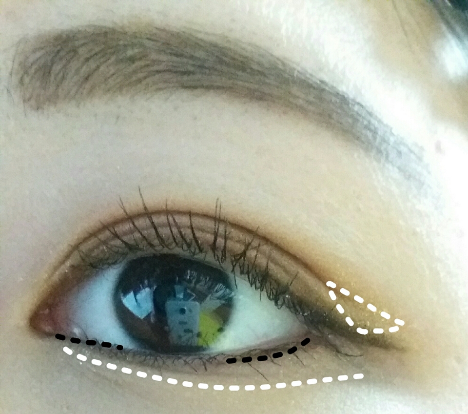 하얀 점선 부분에는 에뛰드 애굣살 스틱을 발라주고 검은 점선 부분에는 클리오 아이라이너를 채워줘서 눈이 더 깊고 커보이게 합니다😉 마스카라까지 끝! 