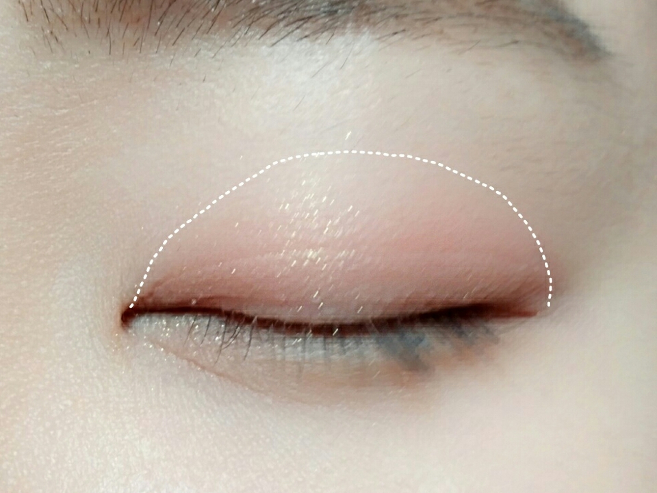 ✌두번째. 금펄이포함된 코랄색상의 섀도우를 사용해서 눈두덩전체에 발라줬어요