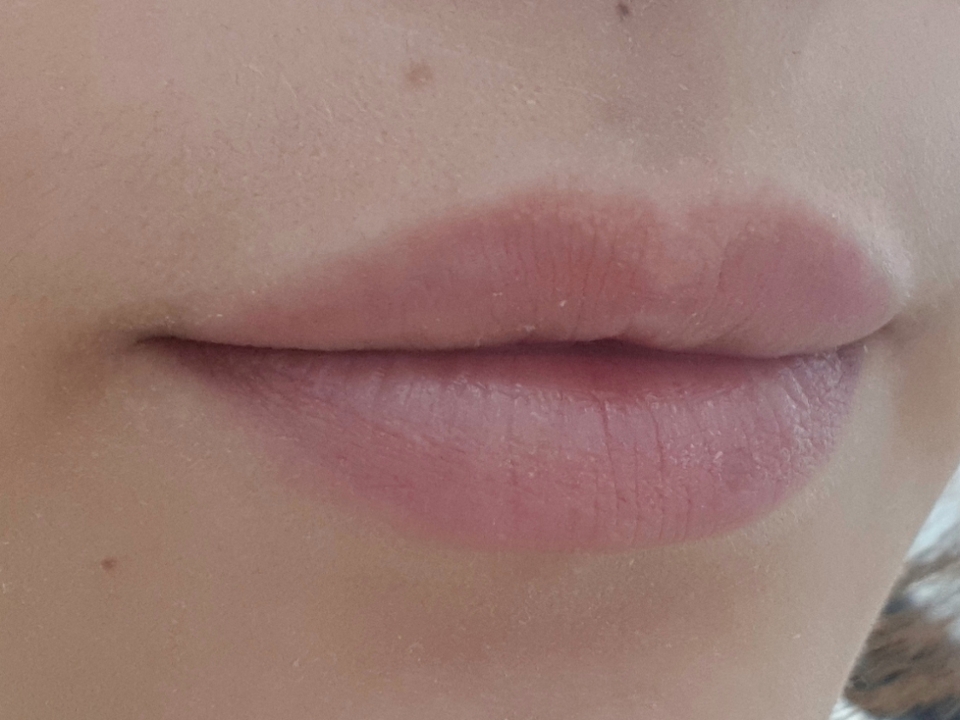 생입술에 립밤을 가볍게 바른 뒤 티슈로 찍어 준비해주세요