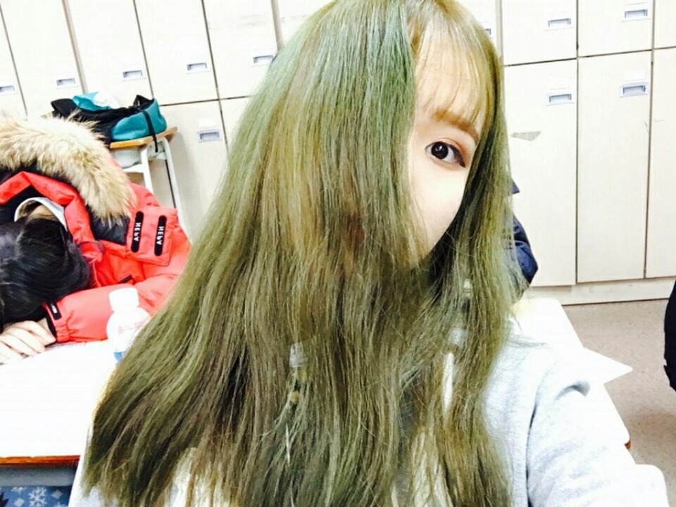 일주일지나면 물이금방다빠지는거같더라구요 지금은 완전한 애쉬블론드(상자에있는색상) 처럼 점점변해가요 이상태에서 초록기빠진 옐로우+카키 생각하시면됩니다!
