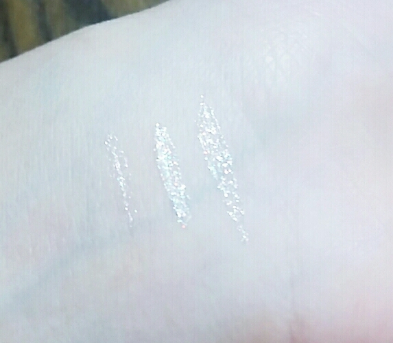 발색샷이에요! 대부분의 펄은 흰색으로 이뤄져있고 가끔 금펄과 보라..? 펄이보이네요..!  그 에뛰드제품중 원숭이섀도우에 응원한다몽 과비슷한 펄감이에요

발랐을땐 촉촉해요! (엄청촉촉한나머지 가끔잔지럽..ㅂㄷ) 마르는데까지 시간이좀걸리더라구요...