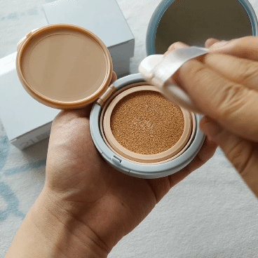 
이번에는 손가락이 아닌 퍼프를 이용해서 펴발라볼게요.

역시나 내용물로 꽉 채워져있어서, 
약한 힘으로 터치했음에도 퍼프에 다량이 묻어나왔어요.


