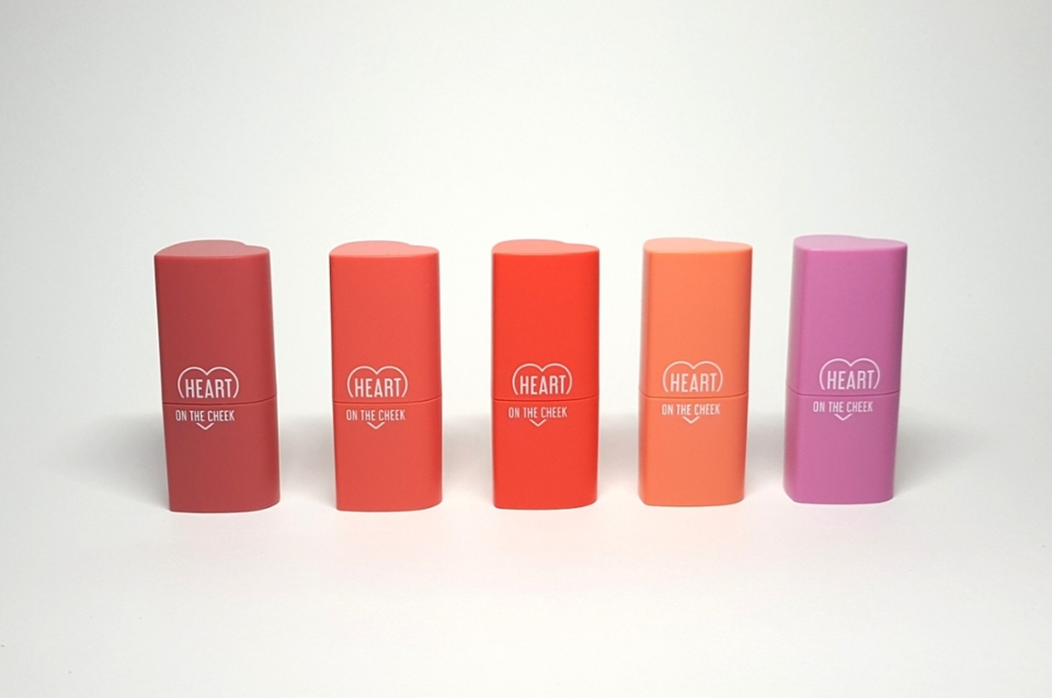 어퓨 하트온더치크 전색상이에요

총 5가지 색상이에요

케이스 색상이 실제 색상과 같아서 좋았어요!