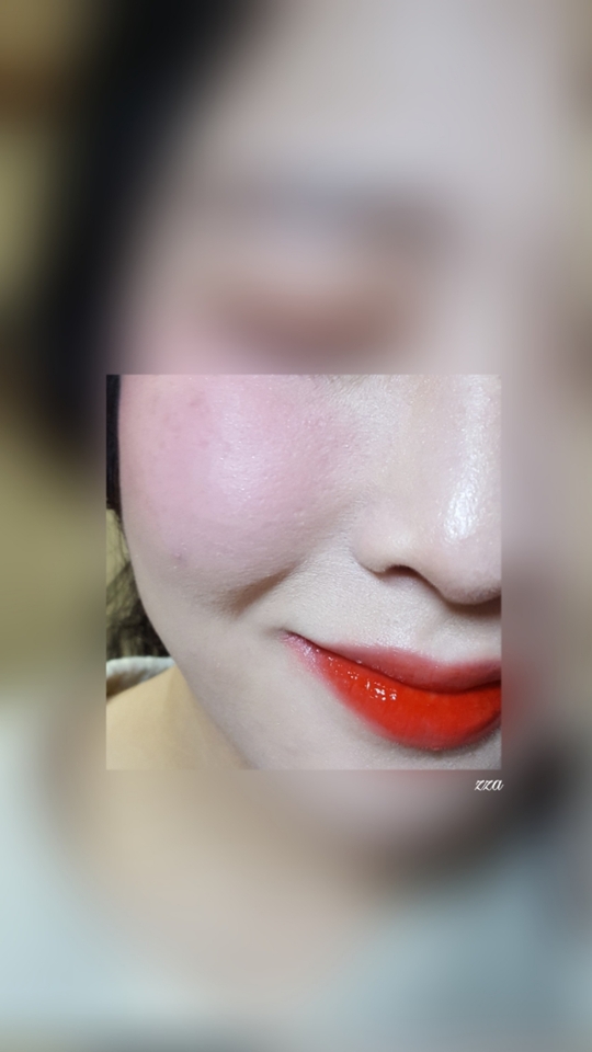 05루비젤리에요!
보시다싶이 레드블러셔🎅🎅
제 베이스색상과 섞여 핑크로 변했지만 파우더 처리를 하고 발랐을땐 이거보다 빨간 빛이 더 돌더라구요!
숙취메이크업 할 때 정말 잘 사용할것같아요ㅎㅎ
3CE레드블러셔 있으신분은 이거랑 비슷한지 댓글 남겨주세요💕