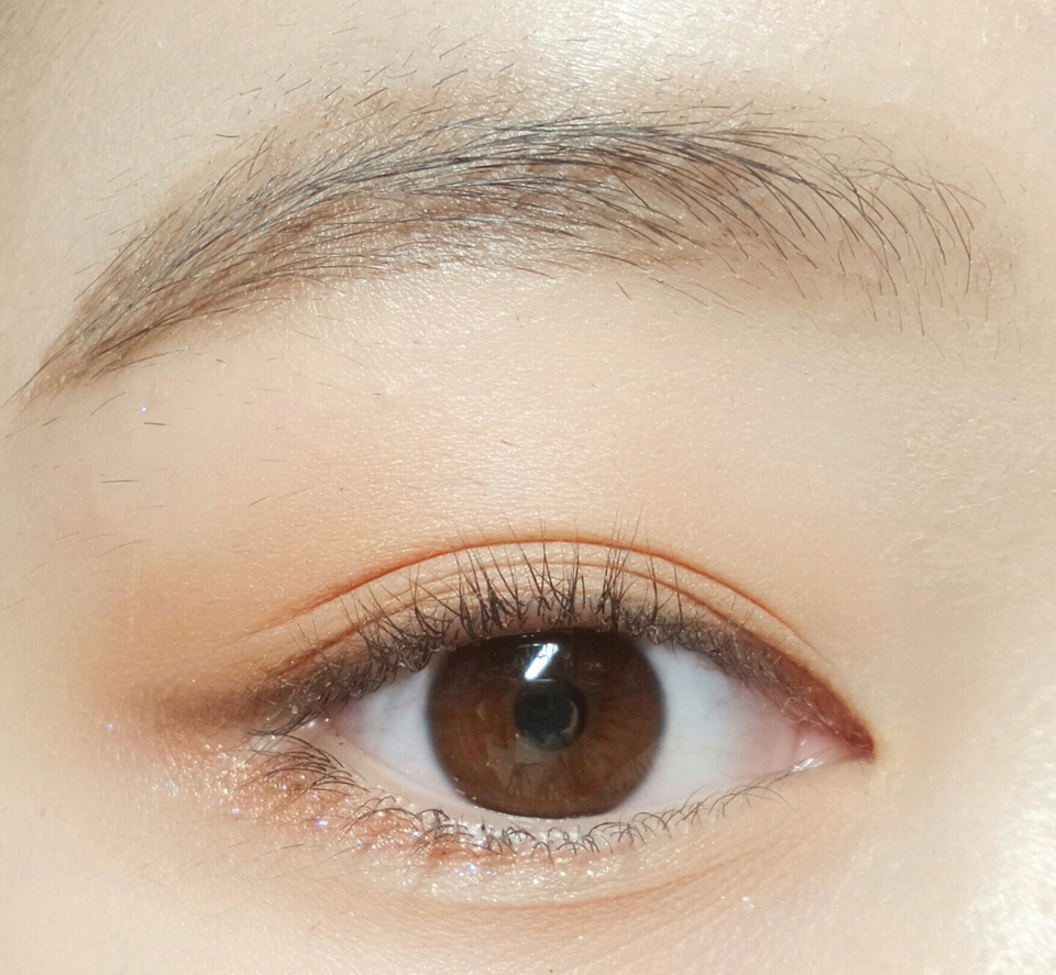 그리고아이라이너는완전연하게!!
※이때꿀팁:갈색아이브로우를이용하시면자연스럽게그려집니다!!
-네이처오토브로우(브라운)