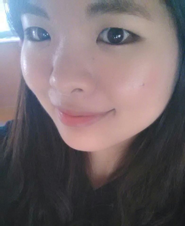 한번 발랐을 때 오른쪽 볼 셀카로 마무으리! 
너무 왼쪽 볼만 찍은 거 같아서요ㅎㅎㅎ 오른쪽 볼엔 왕점이 있어소 부끄부끄 하지만><ㅋㅋ
