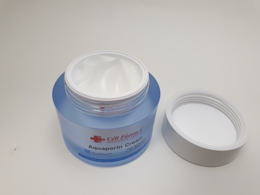 젤크림인데 아주 약간의 쫀쫀함?
보습감이 아주아주 딱 적당한 느낌의 수분크림이라 사용감은 올리브영 수분크림 중 최고였어요!
제가 제일 좋아하는 수분젤크림은 헤라 수분크림이었는데, 그거랑 사용감이 흡사할 정도로 좋아요.