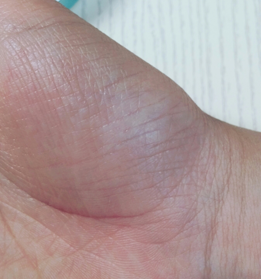 얼굴에 모공이 별로 없는편이라 손에 주름으로 대신 해볼게요!