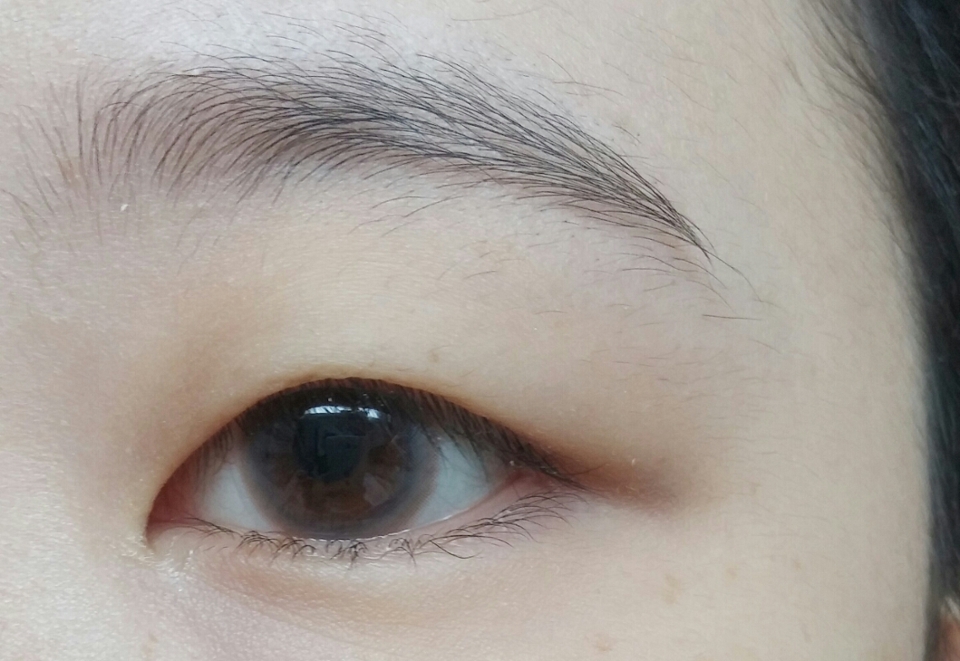 렌즈를 꼈어요. (렌즈미 모찌 2칼라 - 그레이)
그래픽 직경 13.5 짜리인데, 저는 눈동자가 작은 편이라 흰자가 비쳐요ㅜ.ㅜ