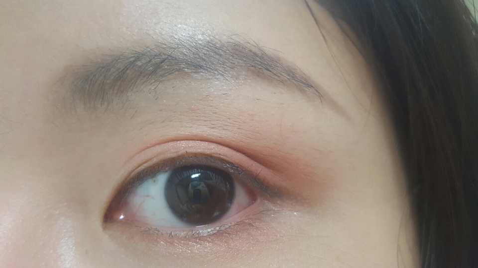 앞쪽은 설설발라주고 뒤엔 좀진하게 그라데이션넣은거처럼!발라주엇어요👀👀
하나도 안엄하죠? 좀더덜어 바르면 봄에도 부담스럽지않게 여성여성히게바를수잇을거같고 도화 메이크업하기도 적절한듯😗