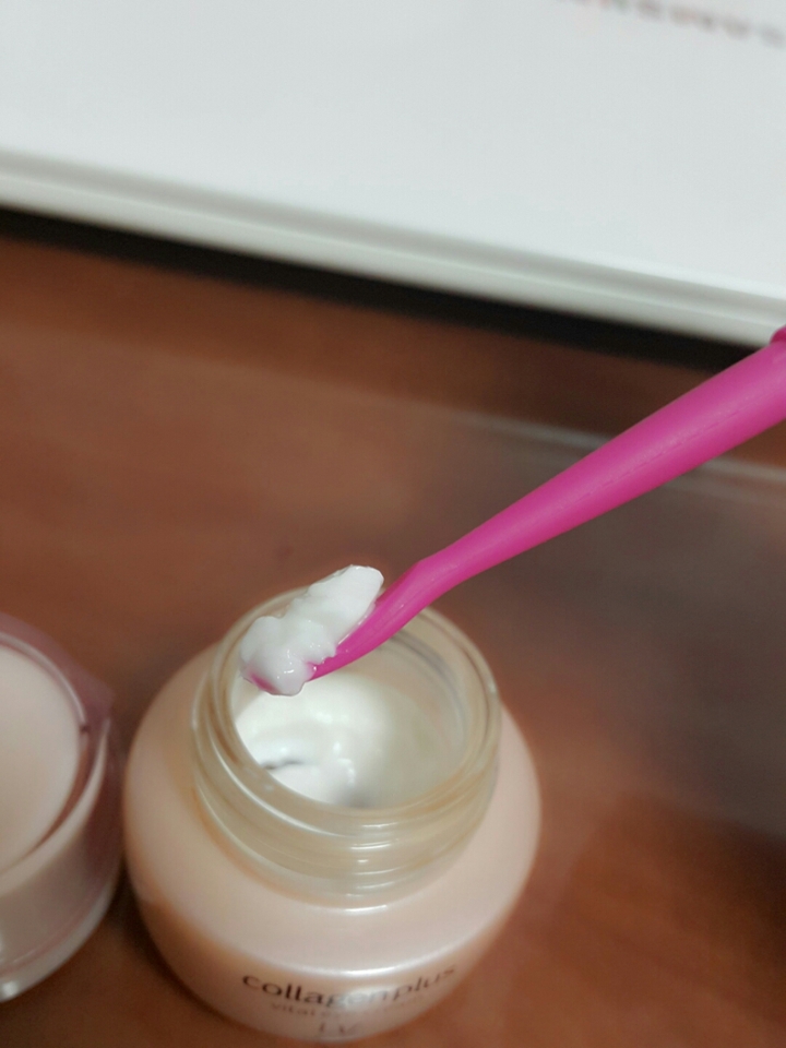 잘 퍼져서!였습니다~ 진짜 잘 퍼져요 굿. 근데 너무 많이 퍼서 목까지 발랐답니다 허허
여기서 조심해야 할점은 너무 쎄게 바르면 스파츌라가 잘 휘어서 뒤에 뚜껑에서 빠질수 있답니다. 이미 경험해봄.. 너무 강렬하게 발랐나봐요ㅋㅋ그럼 이만 마칠께요~바이