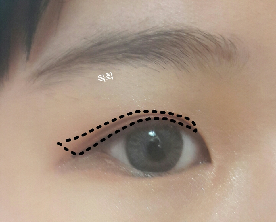 미샤-트리플섀도우 마르살라레드 

중간에있는 핑크빛색상으로 쌍커풀라인 살짝 벗어나게 발라줍니다