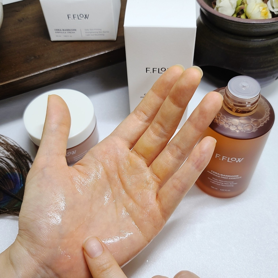 끈적임 없이 흐르는 산뜻한 제형에 발림성은 크림 토너처럼 부드럽고 매끈매끈!

​

동물성 성분과 20가지 주의성분을 배제하고 자연유래 탄력강화 성분을 채운 저자극 순둥이라 민감성 피부도 편안하게 사용할 수 있어요😌

