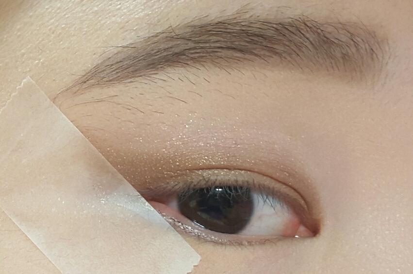 에뛰드의 쑥스러운 너를 발라줍니다
약간 오묘한 카키브라운색이에요