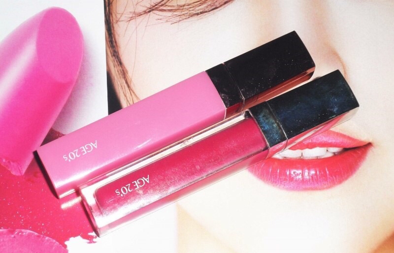 위가 틴트 인오일 , 즉 립글로즈구
아래가 틴트에요. 케이스 차이가 확연하죠?
​
​
근데 실제로 볼때가 더 케이스가 예쁜거같아요. 
사진보다.
사진은 지문이 잘 묻는 
유광 케이스 덕에 지저분하게 나오네요. ​