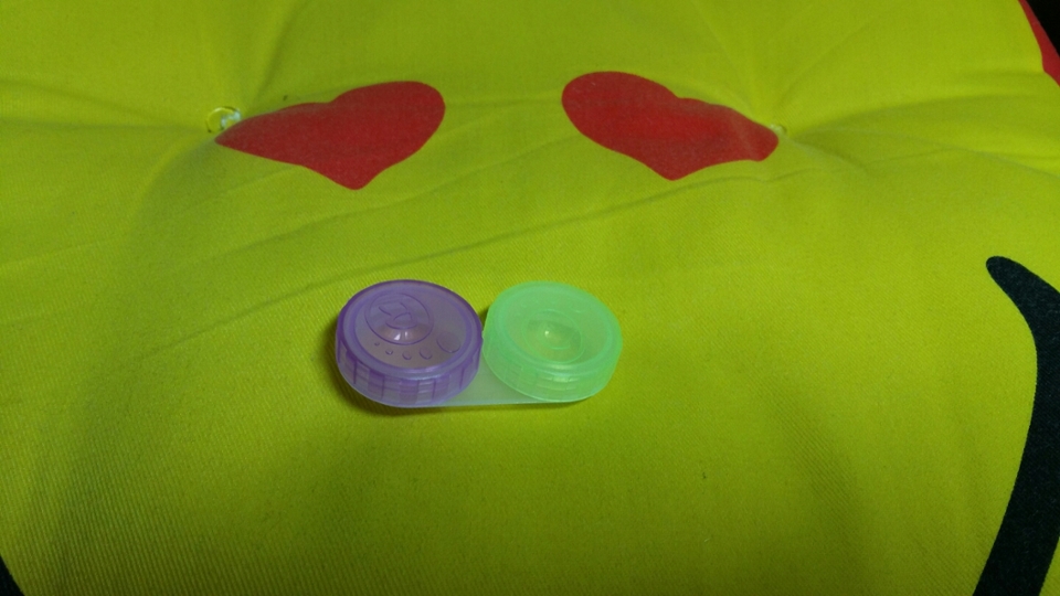 두번째는 대부분 아시는 렌즈 통에 베이스 제품 2가지 들고 다니는 것입니다! 현재 케이스를 세척하지않은 상태로 사진을 찍어서 베이스를 담지 못 하였지만 다음부터 넣고 다닐 생각이랍니다😆