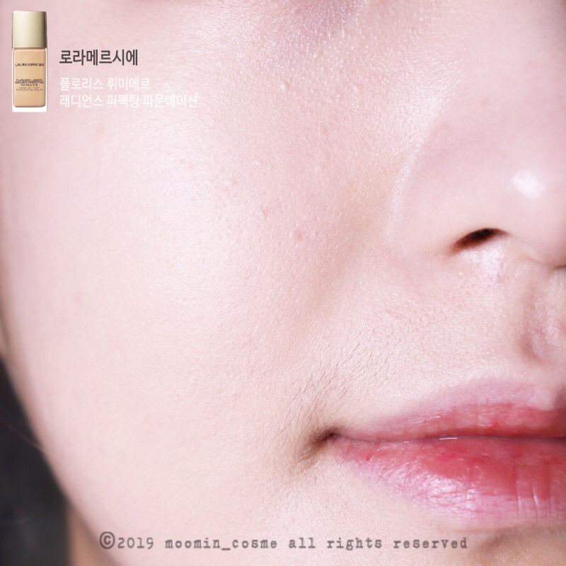 그리고 피부표현이 진짜 예술이에요b

아주 번떡거려서 찍힘이 생기는 글로우도 아니고

적당히 윤광이 사르륵 도는 진짜 예쁜 피부로 완성되어버려요?

​

피부표현이 예쁜 파운데이션이라고 생각해서

커버력 기대는 전혀 안했는데

위에서 보셨듯이 요즘 제가 생리기간이라

피부가 뒤집혔음에도 피부트러블 + 여드름흉터 + 다크서클 + 잡티

가볍게 가려주더라구요!

​

저는 아까 어플라잉에서 바른 양만을

얇게 펴발랐을뿐인데 말이죠?

​

커버력도 평타이상이고 피부표현도 너무 예쁘고

심지어 지속력마저 좋아서 ,,,,

​

15시간씩 지속되는 보습감이라고 하던데

이게 보습감을 유지시켜주니까 무너짐도 확실히 잡아주는 것 같아요!

​

여튼 이번 로라메르시에 신상 

플로리스 뤼미에르 래디언스 퍼펙팅 파운데이션 

후기는 정말 대만족 of 대만족이라고 말씀드리며

20000 물러날게요! 뿅!