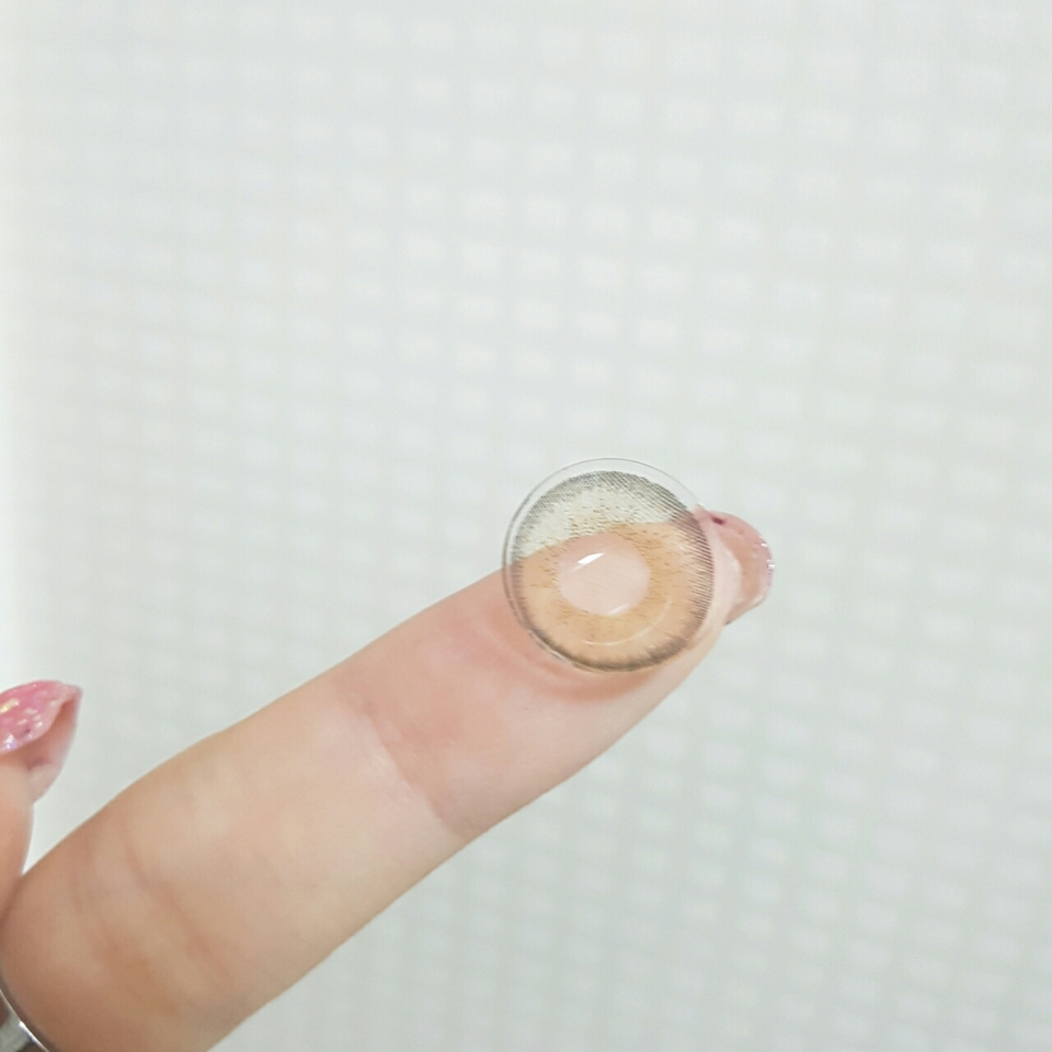 아이고..
색 너무 존옙니다...❤
연갈색, 갈색, 검정 이렇게 써클 색이 순차적으로 있어요!
작년부터 지금까지 꾸준히 유행하는 쓰리컬러렌즈!