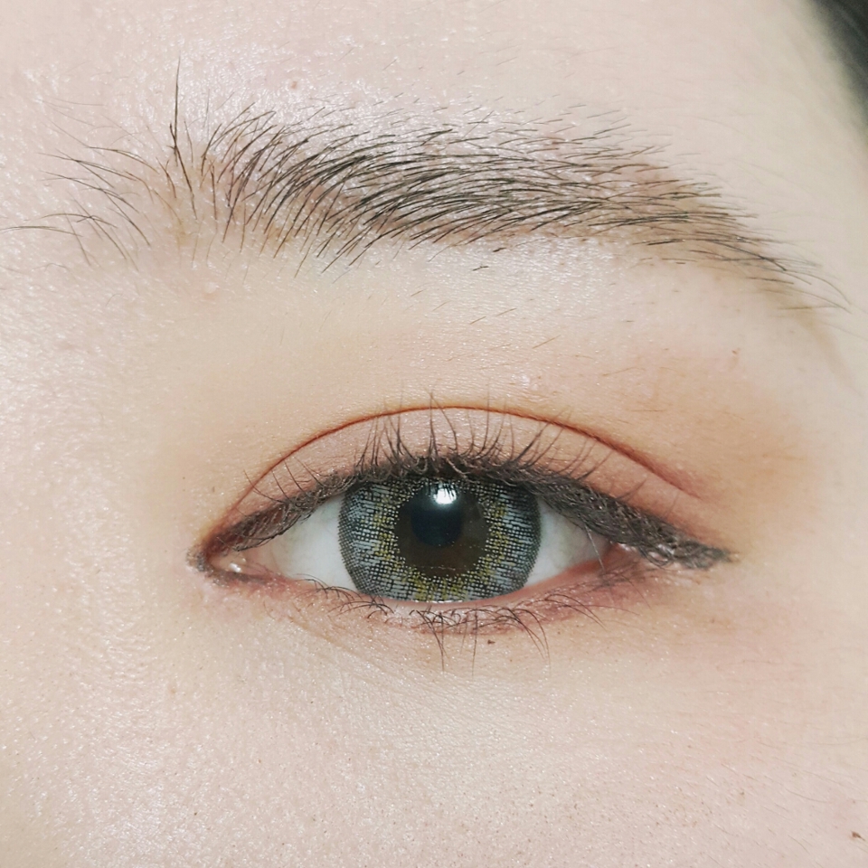 에스쁘아 핀업걸 에디션의 버건디 섀도우와 에뛰드 초코렛라떼를 섞어 눈밑 삼각존에 음영을 줘요. 눈이 동그래보이도록!