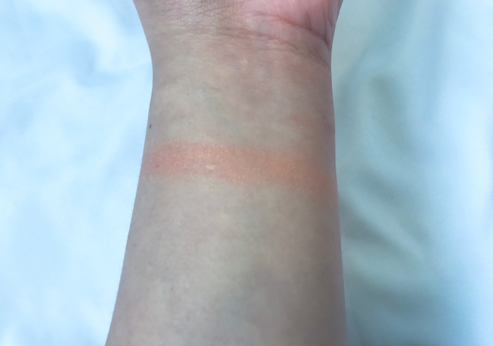 색은 딱 코랄색이에요!

약간의 핑크와 오렌지 오묘하게 섞여있는데
오렌지빛이 조금 더 돌아요

골드펄이 섞여있어 아주 고급스럽고 이뻐요🧡🧡

