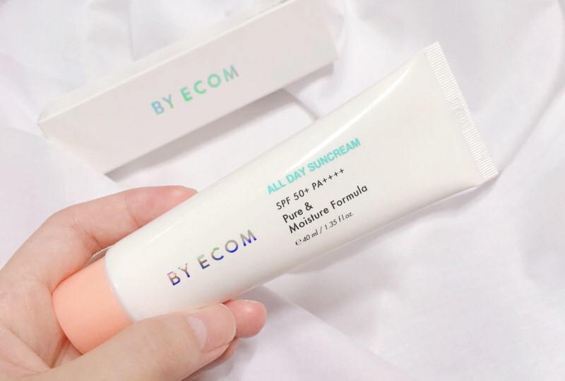 바이애콤 올데이 선크림 (40ml, 29000)

- 강력한 자외선 차단 지수 (SPF50+ , PA++++)로 생활 속 자외선을 완벽하게 차단!
- 피부 친화적인 순수 안심 자외선 차단제로 
피부에 자극없는 마일드하고 EWG 그린등급 선크림!
- 온 가족이 안심하고 쓸 수 있는 순한 선크림!
- 혼합 자차지만 매우 뛰어난 발림성 + 백탁x, 밀림 x!
- easy - wash 타입으로 물 세안으로 씻어냄 가능!
