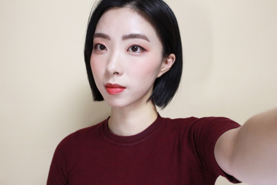 전체적인 메이크업 느낌 멀리서 보여드릴게요~
저는 아이메이크업에 맞춰 컬러감을 더 올려주고싶어서 틴트를 한번 바르고 말린뒤에 한겹 더 올려주었어요. 
이런방법으로 틴트를 레이어드해서 올려주면 물틴트로 발색을 높힐수있고 지속력도 더 좋아진답니닷!
