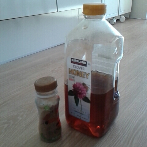 준비물
1. 꿀
2. 계피가루(시중에도 팔던데 저는 엄마한테 부탁드렸더니 작은 통에 담아 주시더라고요ㅎㅎ)