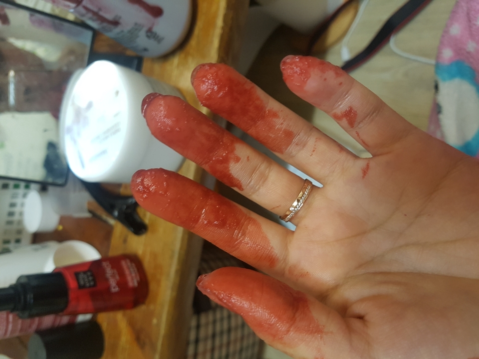 피같지만 염색약이랍니다ㅋㅋ컬러는 굉장히 이뿌지만 저기에 보라끼가 있어요