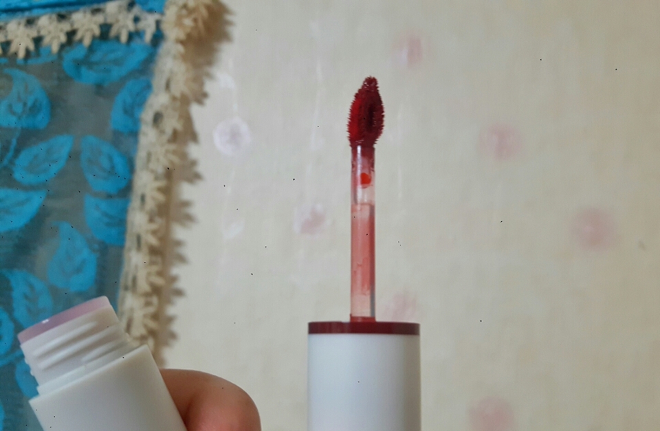 바르는 팁은 물방울 모양처럼 되어있고, 그 가운데가 뚫려있어요.
바르기 쉽게 각도가 조절되어 있습니다!