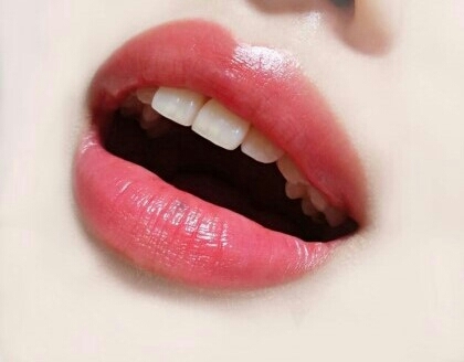 이건 더 색이 정확하게 나온듯!
완전히 같지는 않지만
비슷해요!

참고로 저는 가을웜인데
잘 어울리는 편이였어요!
웜톤에게도 잘 맞는 코랄이에여 ㅎㅎㅎ
당연히 쿨톤에게도 잘 어울릴듯합니당
