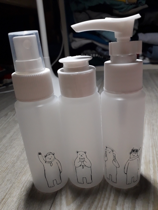 저는 일단 헬로베어 스티커만 붙여봤어요 붙이기 전에는 용기가 아주약간 밋밋한 느낌도 있었는데 붙이고 나니까 훨씬 밋밋하지 않고 귀여워졌어요ㅠㅠ 스티커가 투명하고 얇아서 깔끔하게 잘 붙여져요! 

이제 방학도 다가오고 여름휴가로 여행 많이 가실텐데 특히 짐을 줄이고 싶거나 기내에 화장품을 가지고 타시고 싶으신 분들께 너무너무 추천합니다 후회 안하실꺼에요!! 

여행가시는 분들 재밌고 안전하게 잘 놀다오셔요💜