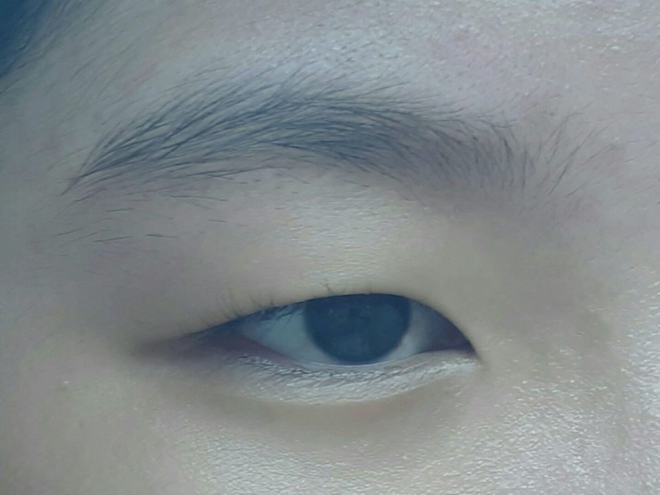 하... 죄송해요 일단 한숨좀 먼저 쉴게옄ㅋㅋㅋ..
눈썹은 엷은 편인데 숱이 많아서.. 눈썹도 이상하고 그리기도 어렵고ㅠㅠ 펜슬로 눈썹틀만 잘못잡아도 짱구되고 제가 이래서 브로우카라를 쓴답니당ㅠㅠ