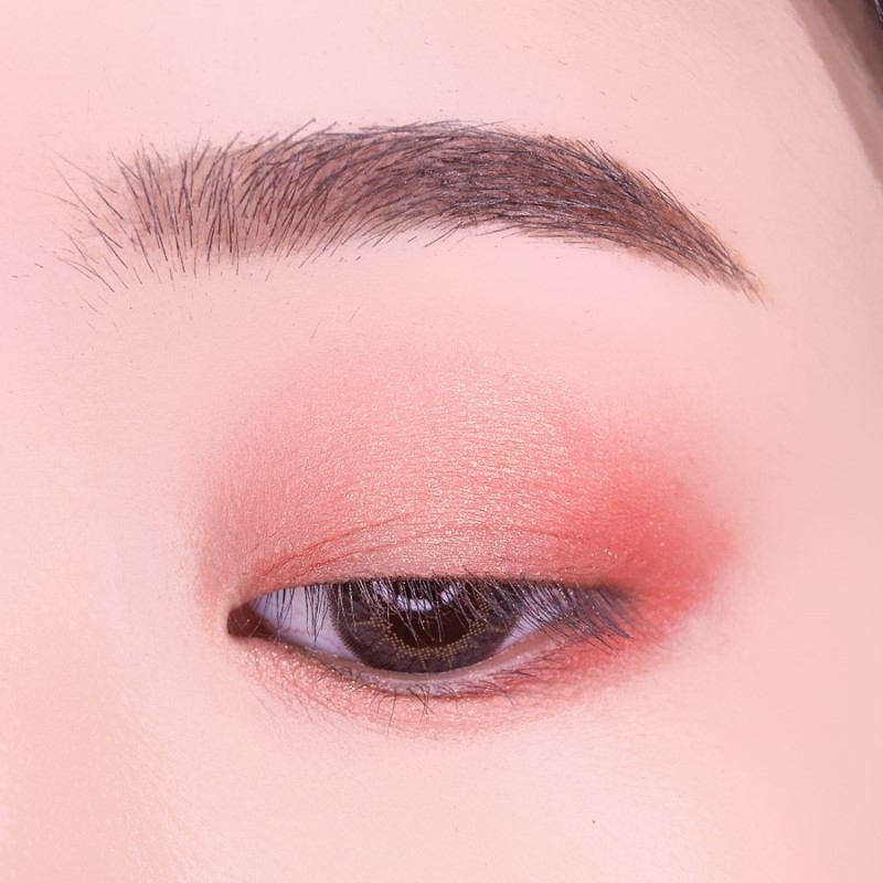 마지막으로 아리따움 캐시미어 컬러를
눈두덩이 중앙과 애교살에 발라주면 끝!!