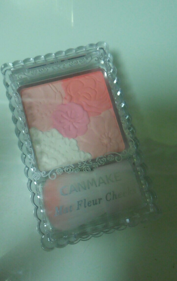 그다음은 캔메이크 블라셔 3호 오렌지 마멀레이드 일거에요
저는 올리브영에서 샀고 보자마자 색이 너무 예뻐서
바로 사버렸어요 ㅠㅠ