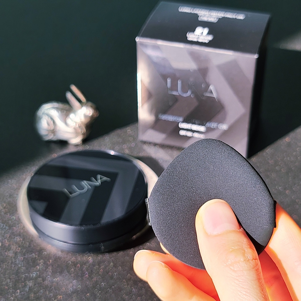 고형 팩트는 퍼프에 거의 흡수되지 않기 때문에 퍼프도 얇고 유연한 재질이에요

​

물방울 쉐입이라 코 옆이나 눈 밑까지 꼼꼼하게 바르기 좋겠죠?

