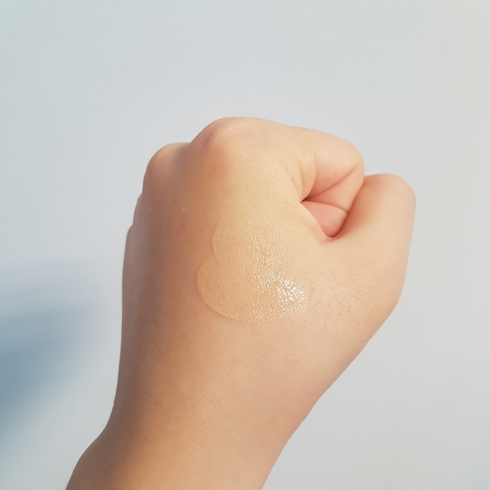 손등 발색샷입니다!

제가 사용한 색상은 #12 #베이지로제 색상입니다!
저는 평소 13호 정도의 밝은 피부인데,
저보다 살짝 어두운 톤이었습니다!

#핑크톤 이어서 조금 더 어두워 보이는 걸 수도 있습니다!
그리고 바르자마자 #광 이 진짜 엄청납니다!
요즘 광나는 쿠션이 유행?인것 같은데
진짜 고급스러운 윤광이 좌르르 흐릅니다!!