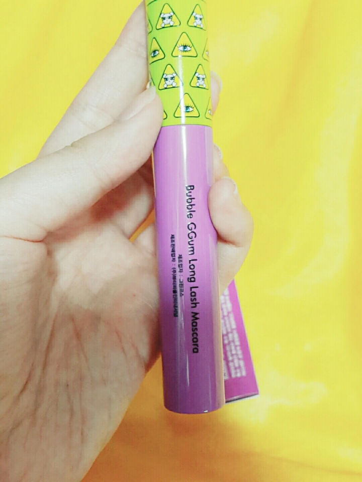껌이란 마스카라의 이름같이 마스카라 액이 껌같아요! 잘 늘어난다고해야하나 찐득찐득한 느낌이여서 처음엔 이걸 발라도될까?싶었는데 잘 안번지고 괜찮더라구요!약간 뭉침이 있는데 대신 가루가 안날려서 그 단점정돈 모른척할수있어요ㅋㅋㅋㄱ