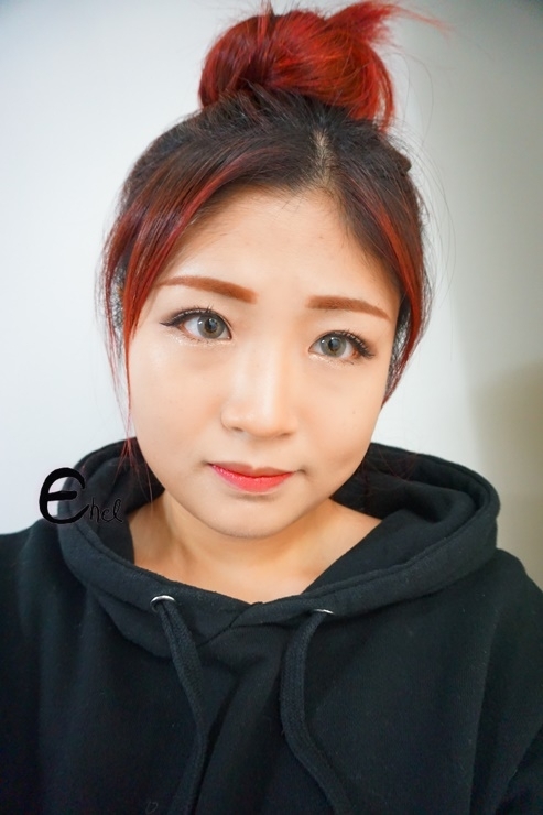 하 그리운 빨간머리여...
이렇게 튀는 렌즈에는 이런 메이크업을 해야 어울리는 것 같아요!!!
여러분들도 함께 도전해봐요!!
