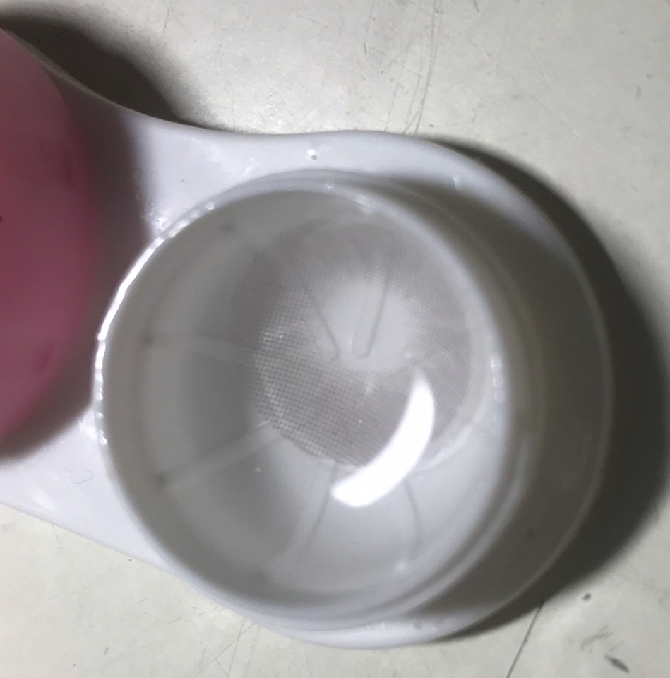 렌즈통에 담겨있을 때 뿌연 그레이색상인데 이때는 다른 그레이 렌즈랑 다를게 별로 없어요!!