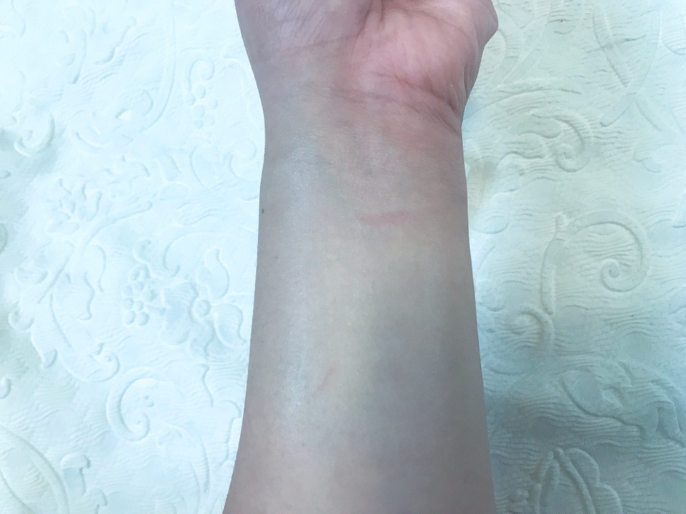 그리고 무엇보다 끈적임이 전혀 없다는 점! 

뻑뻑하거나 하얗게 동동 뜨지도 않고
때처럼 밀려나오는 현상도 없어요!

빨리 싹 스며들어진거 보이시져~?!
약간의 광이 느껴지는 정도에요!

유분기도 없고 건조함도 XX 

넘 촉촉해서 수분크림인지 헷갈릴 정도라니깐요😁
