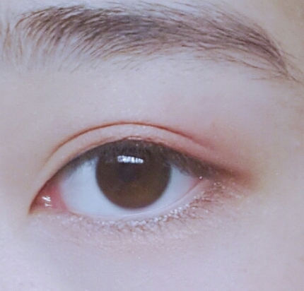 오늘 핑거 페인팅 컬러칩 아이섀도우 310 OR을 애굣살에 발라줍니다.
이 섀도우 어디서 사왔는지 기억이안나요...섀도우들 보관함에 들어있더라구요!