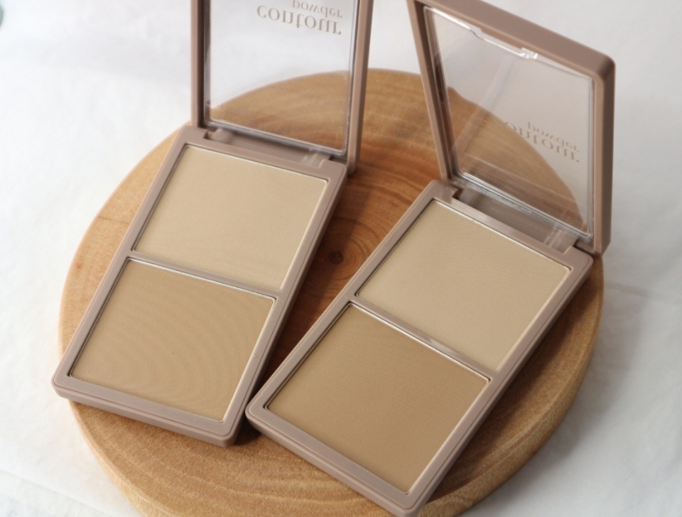 에뛰드하우스 그림자쉐딩 
​
​
이번에 기존의 쉐딩제품에서 새롭게
조효진쉐딩이라는 별명으로
출시된 쉐이딩제품이예요
​
그동안 웜톤 쿨톤으로 나뉘어져서 
톤에 맞는제품을 찾아 삼만리 헤메고
노란끼,붉은끼 빠진 원하는 컬러를 찾아
또 한참을 이제품 저제품 찾고
인생제품 찾기 정말 힘들었던게 쉐딩제품인데
이제 이제품쓰라며 추천드리고싶어요 !
