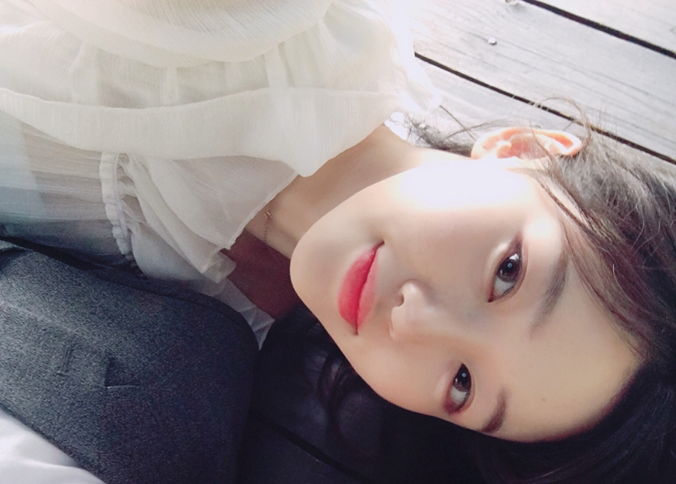 블러셔, 쉐딩, 톤알못끝 으로 메이크업 해 봤어요~~
요런 느낌정도로 데일리 하게 쓰기 좋다~ 는 평입니다 ㅋㅋㅋ

미니어처 화장품은 
여러개 챙겨도 파우치 자리 안차지해서 👍

파우치 없이
미니백 들 때 딱 좋음!

사실 화장품써놓고 끝까지 다 쓰는경우는 극히 드물어서
저같은경우에 용량은 별로 중요하지않...


암튼 화장대위에 소꿉놀이 올려져있는거같아서 
기부니 좋아요💕
