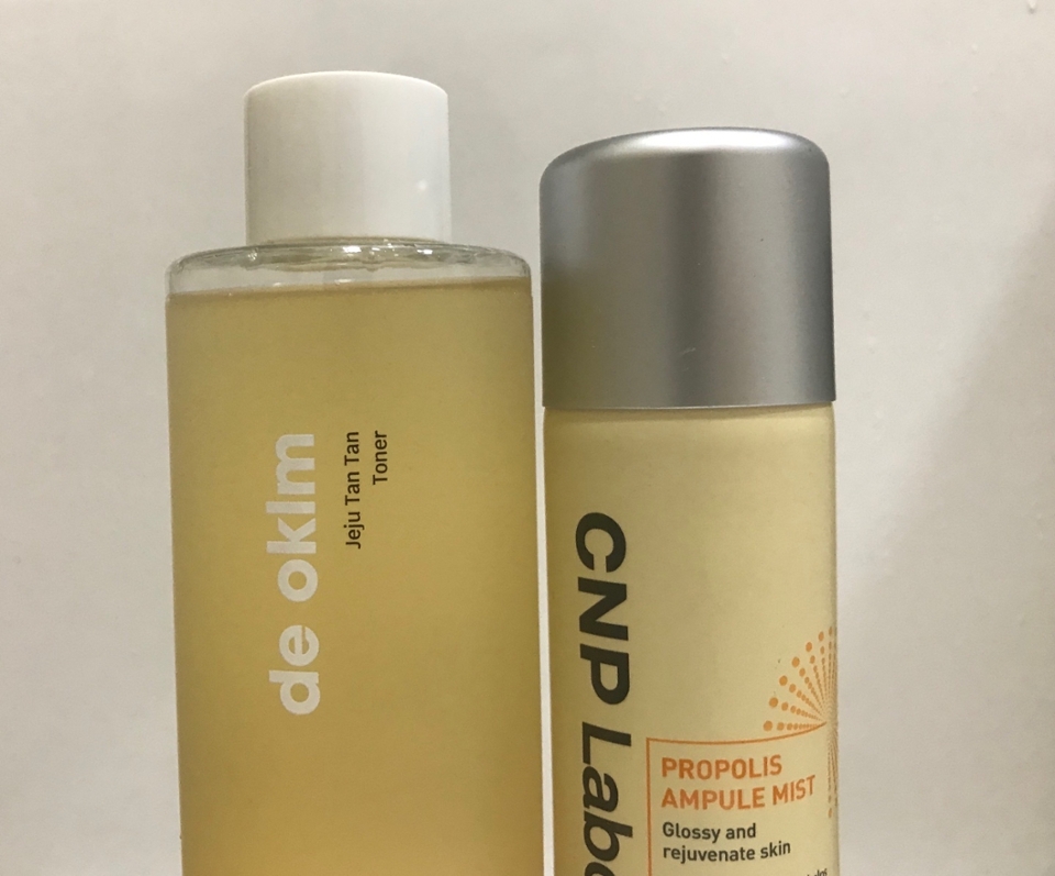 4. 아침에는 피부기초를 하고 손바닥에 남은 기초제품을 머리카락에 흡수시켜주세요!!😻 맨날맨날이요! 3번처럼 많이는 말고 가볍게요🥰